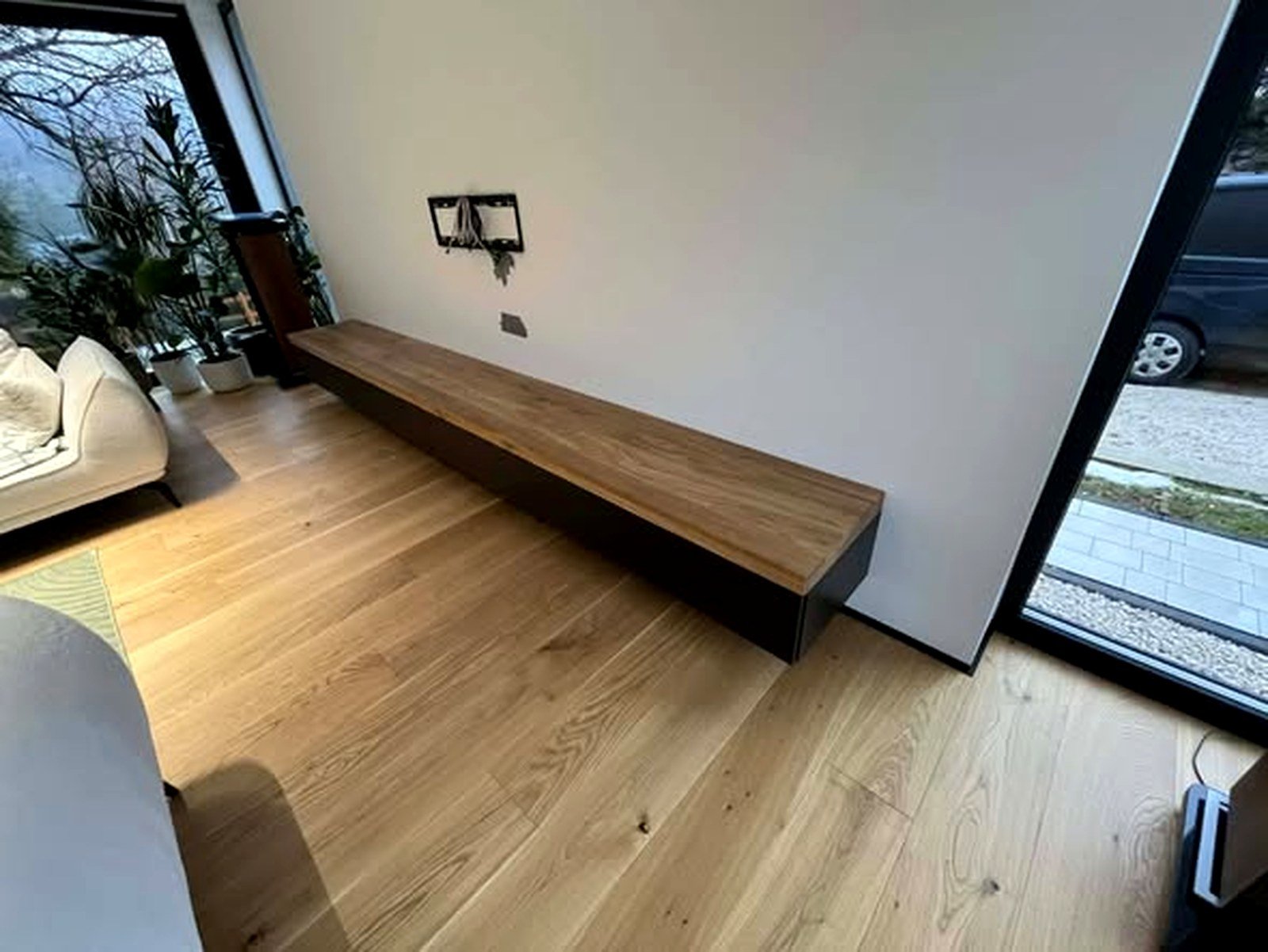 Ławka dębowa na wymiar w salonie — realizacja Lux-Drew, Beskid Żywiecki