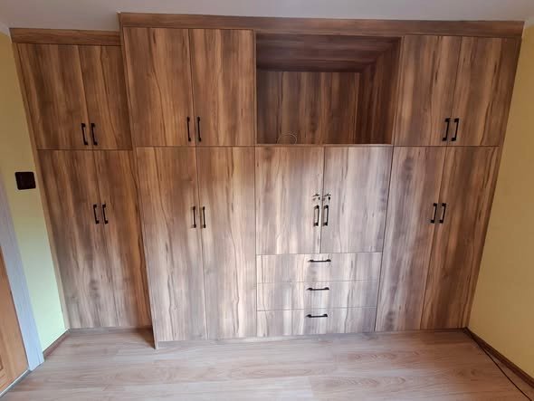 Lux-Drew — ściana szaf orzech na wymiar · sypialnia · Żywiec