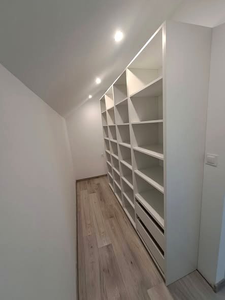 Lux-Drew — regał wnękowy biały mat · poddasze · Beskidy